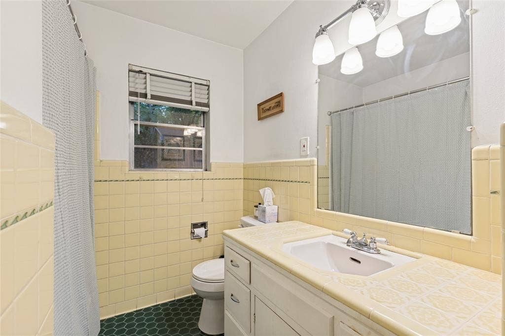 737 N Hampton Road, Dallas, TX 75208 The Primary Bath is pure vintage joy, with fabulous original tile and wonderfully intact period character.
