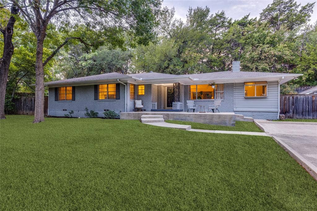 737 N Hampton Road, Dallas, TX 75208 A home with a strong response to the land—architecture and landscape feel inseparable here.