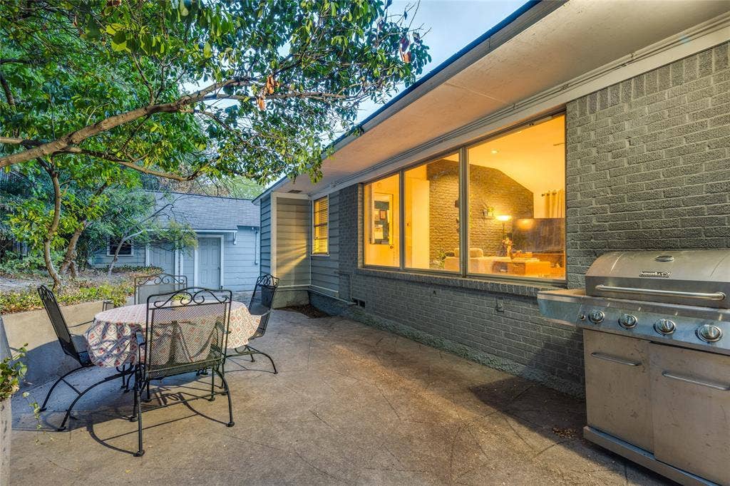 737 N Hampton Road, Dallas, TX 75208 The Patio becomes an outdoor room beneath the trees, running the length of the house.