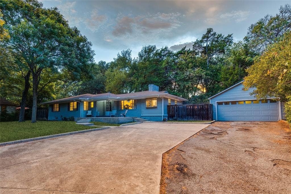 737 N Hampton Road, Dallas, TX 75208 Low-slung architecture settles naturally beneath a canopy of mature trees.