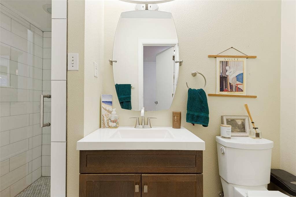 737 N Hampton Road, Dallas, TX 75208 The updated Guest Bath provides a fresh counterpoint to the home’s preserved vintage details.
