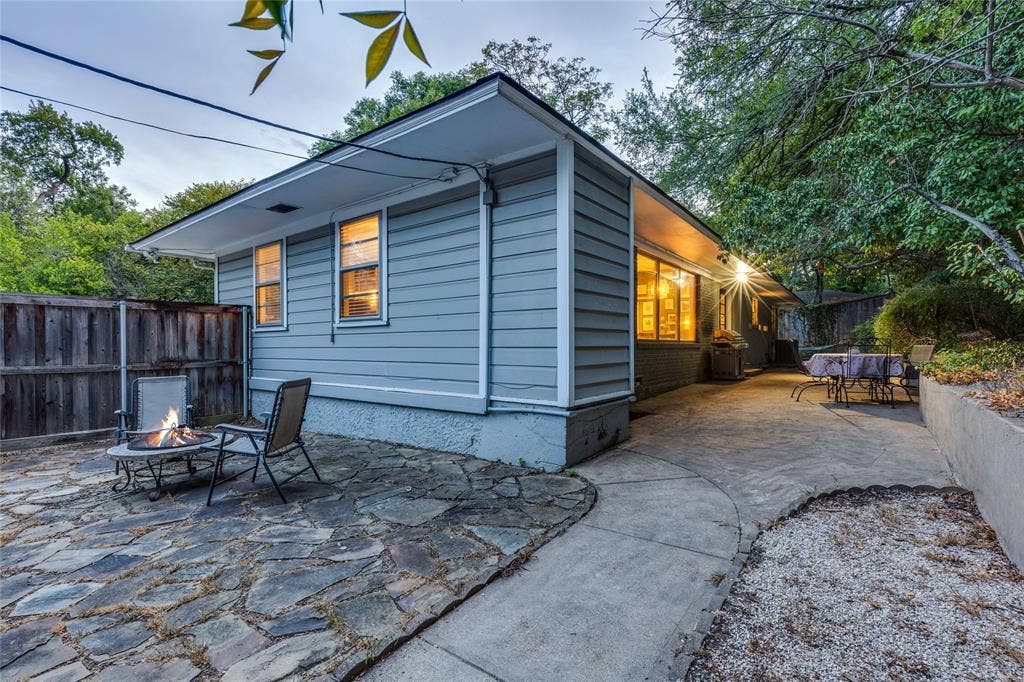 737 N Hampton Road, Dallas, TX 75208 The Breezeway between the Garage and the House makes for a great patio transition between the two.