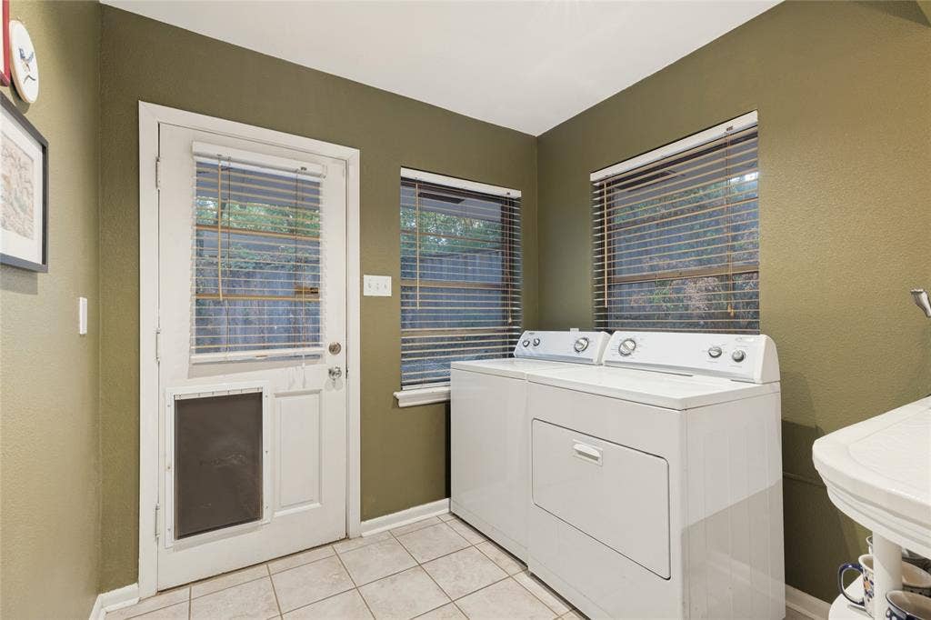 737 N Hampton Road, Dallas, TX 75208 The Utility Room provides additional storage and convenient access to the outdoors.