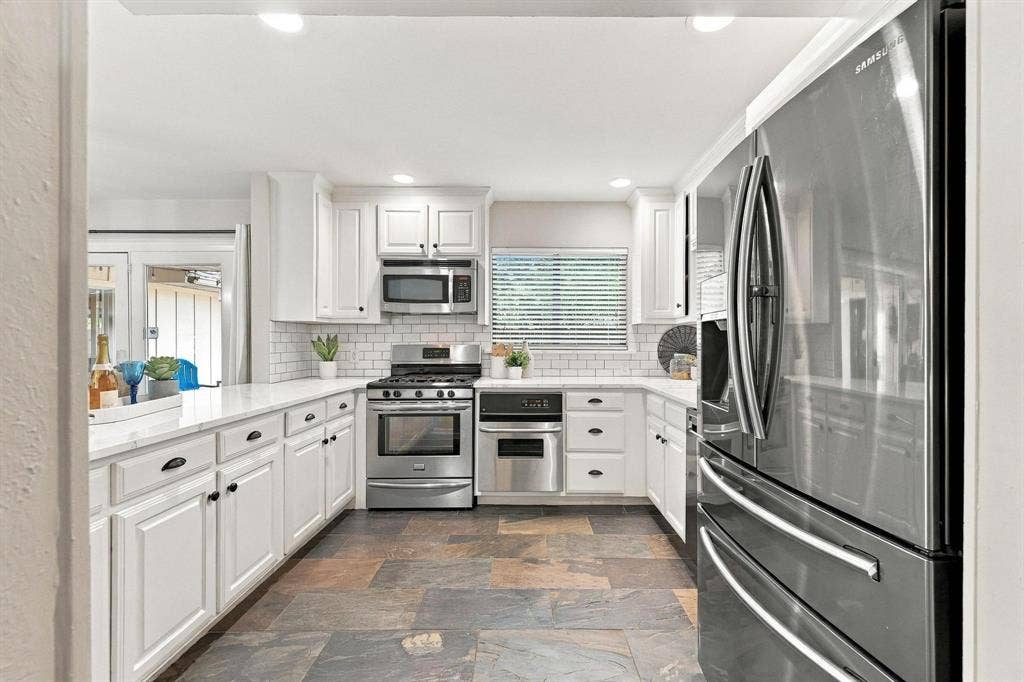 Quartz counters and stainless steel appliances