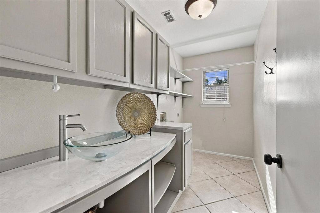 Full-size laundry rooms like this are rare in this neighborhood