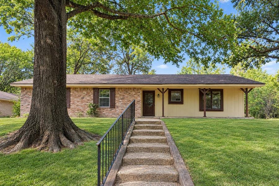 Property photo for 1724 Glenbrook Street, Corsicana, TX