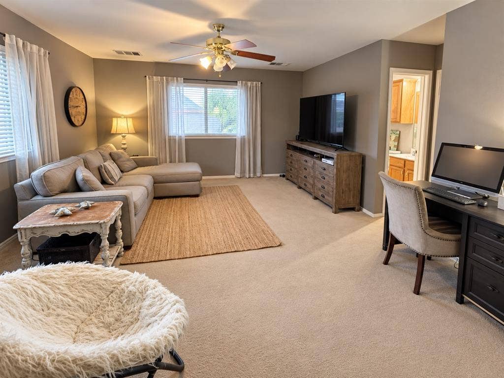 10201 Evergreen Drive, Rowlett, TX 75089 Upstairs family room with 2 closets and full bathroom
