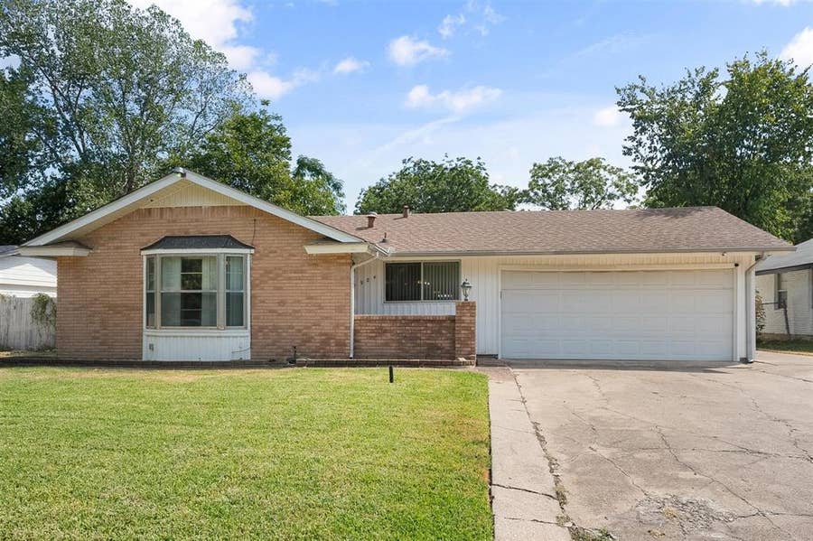 Property photo for 1924 Canterbury Street, Irving, TX