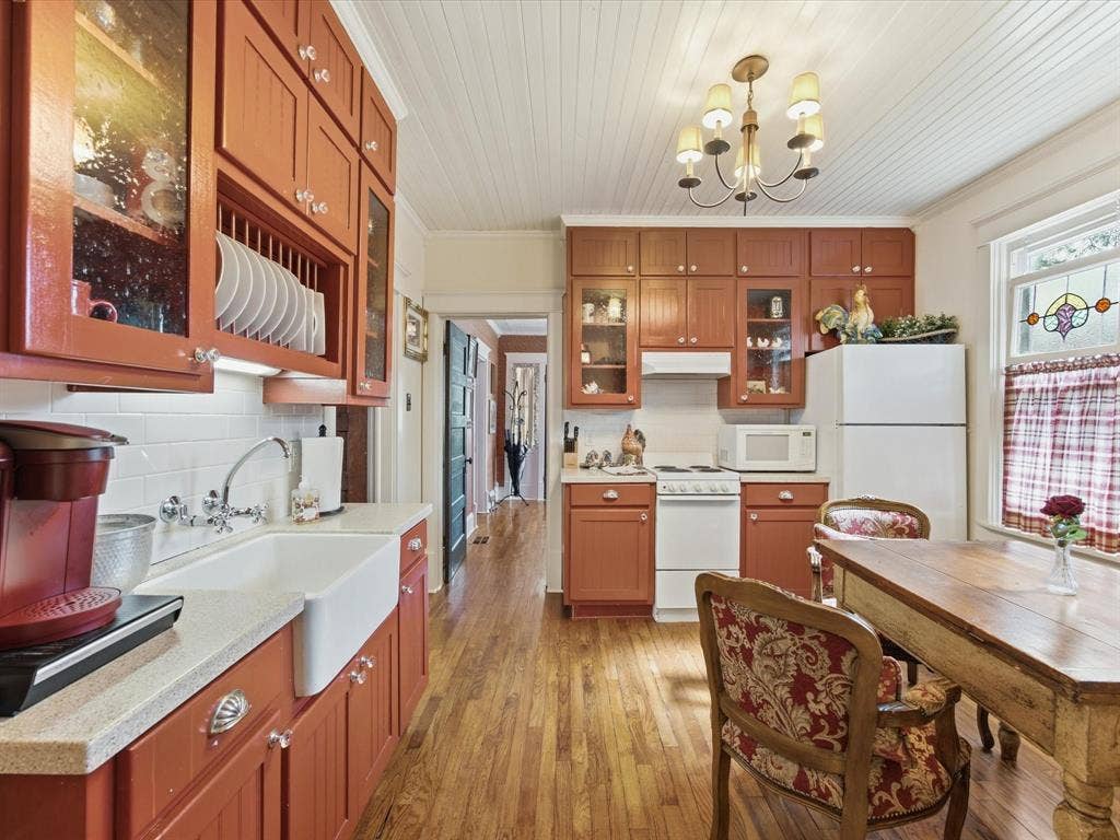 322 W Bridge Street, Granbury, TX 76048 322 W Bridge Street, Granbury, TX 76048