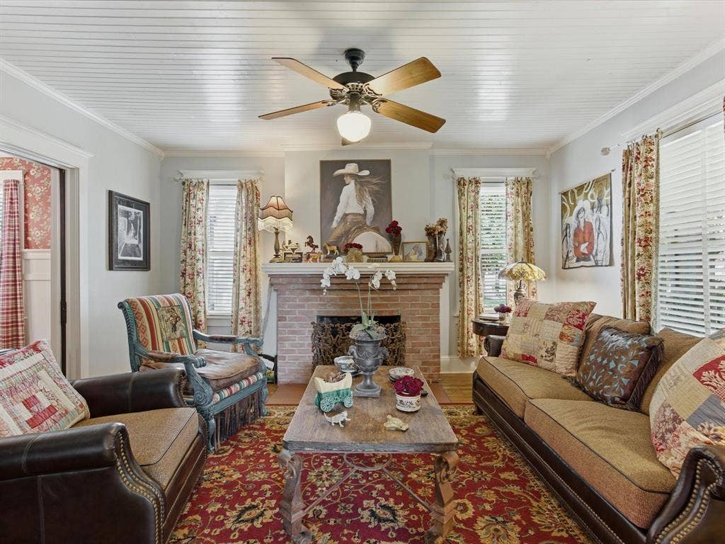 322 W Bridge Street, Granbury, TX 76048 322 W Bridge Street, Granbury, TX 76048