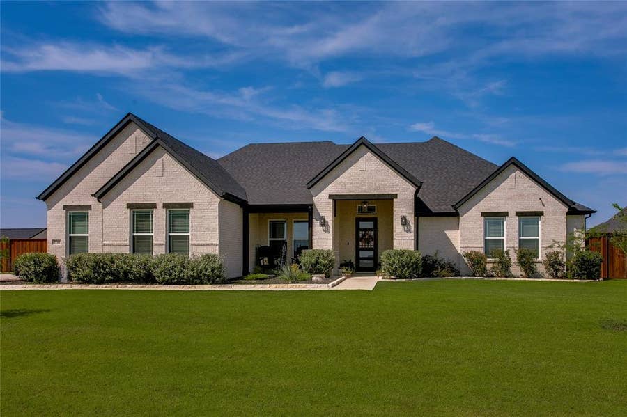 Property photo for 1730 Blackfoot Parkway, Waxahachie, TX