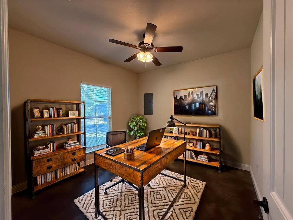 402 W Avenue C, Waxahachie, TX 75165 VIRTUAL STAGED - One of the spare bedrooms makes for a great office