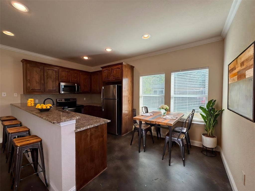 402 W Avenue C, Waxahachie, TX 75165 VIRTUAL STAGED
