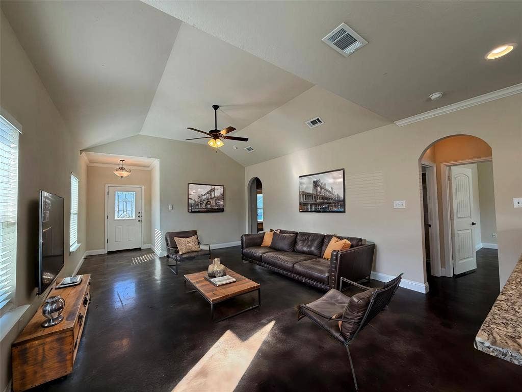 402 W Avenue C, Waxahachie, TX 75165 VIRTUAL STAGED