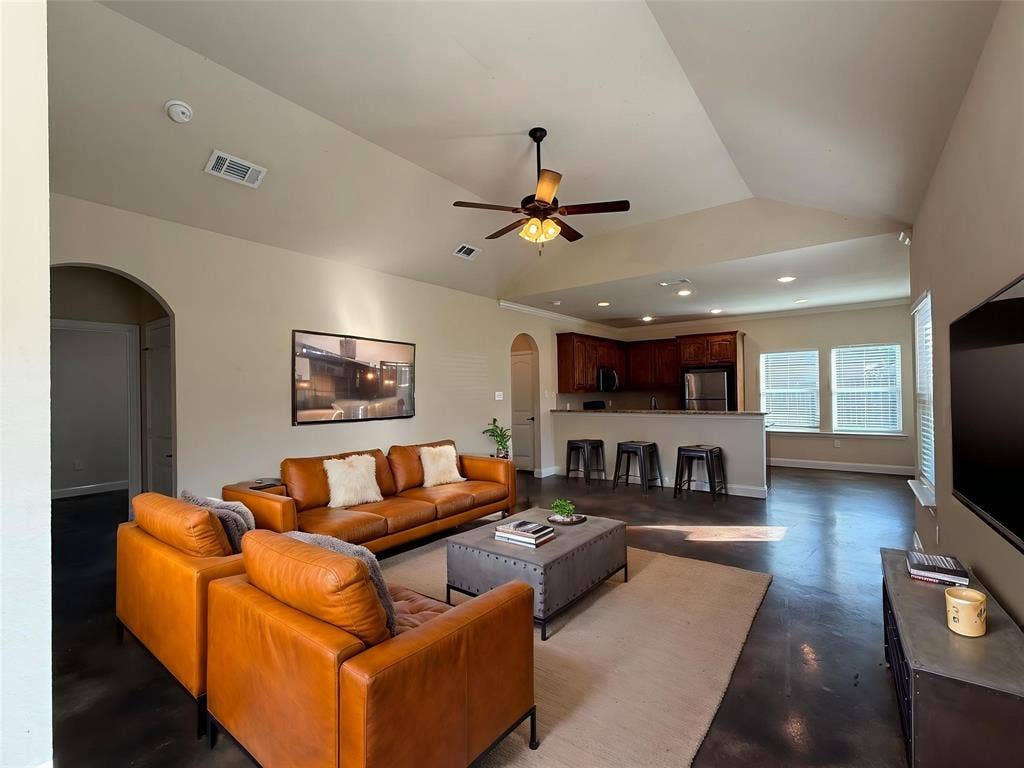 402 W Avenue C, Waxahachie, TX 75165 VIRTUAL STAGED