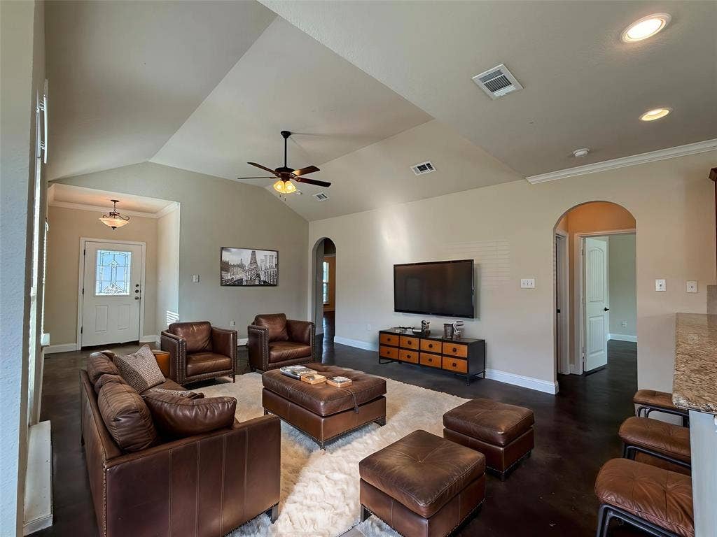 402 W Avenue C, Waxahachie, TX 75165 VIRTUAL STAGED