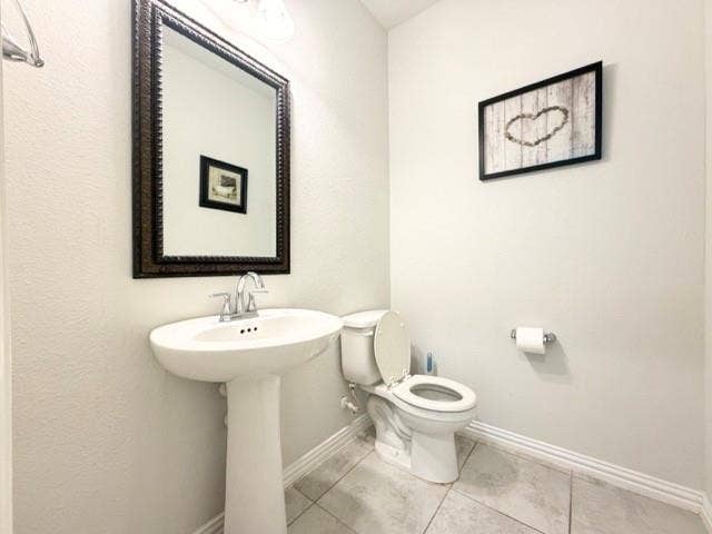 5609 Meritage Street, McKinney, TX 75070 Pedestal sink with chrome faucet, framed mirror, and tiled flooring
