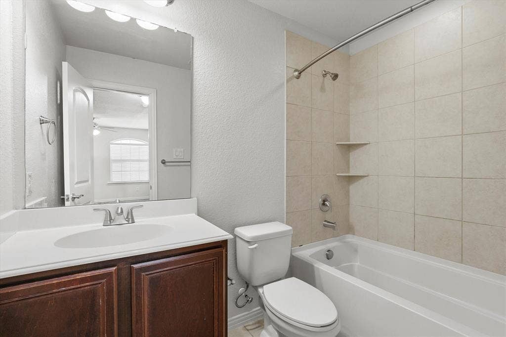 6529 Rutherford Road, Plano, TX 75023 Full Bath for Bedrooms 3 & 4 on the 2nd Floor