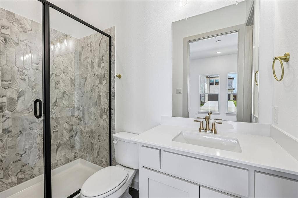 15828 Amber Street, Frisco, TX 75033 Friends and family will feel right at home in any of the beautifully finished guest baths.