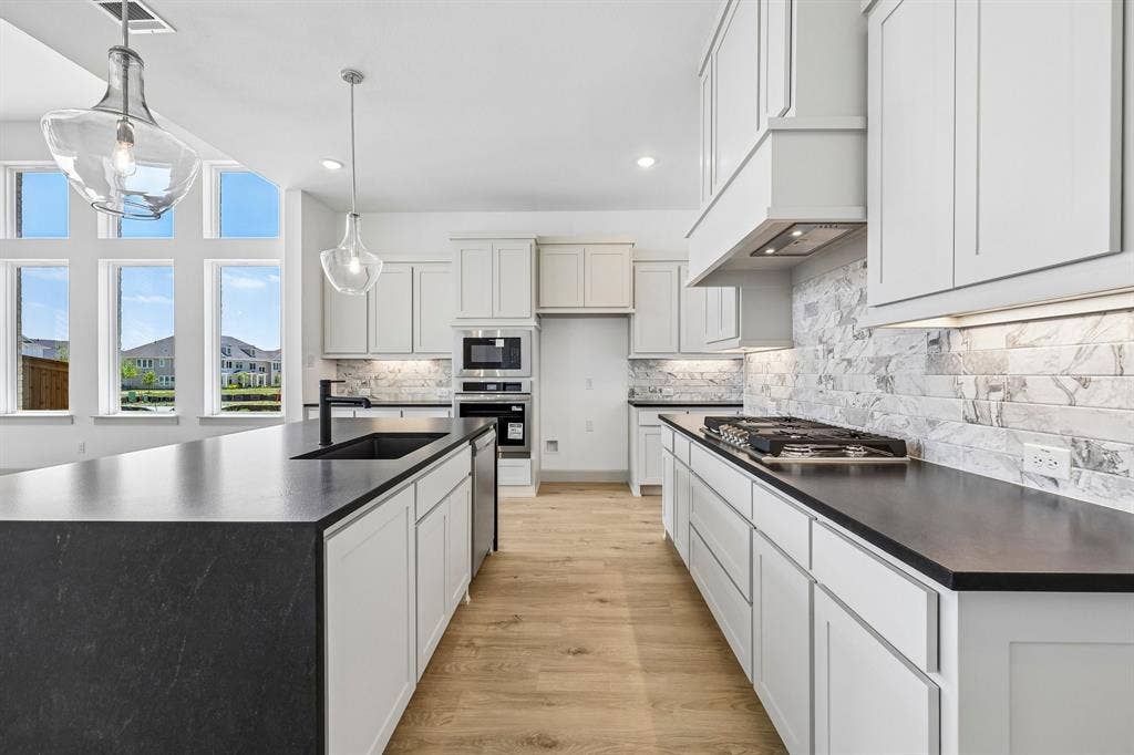 15828 Amber Street, Frisco, TX 75033 Beautiful cabinetry, gorgeous counter tops and classic backsplash effortlessly pair with contemporary stainless steel to create a kitchen for the ages!