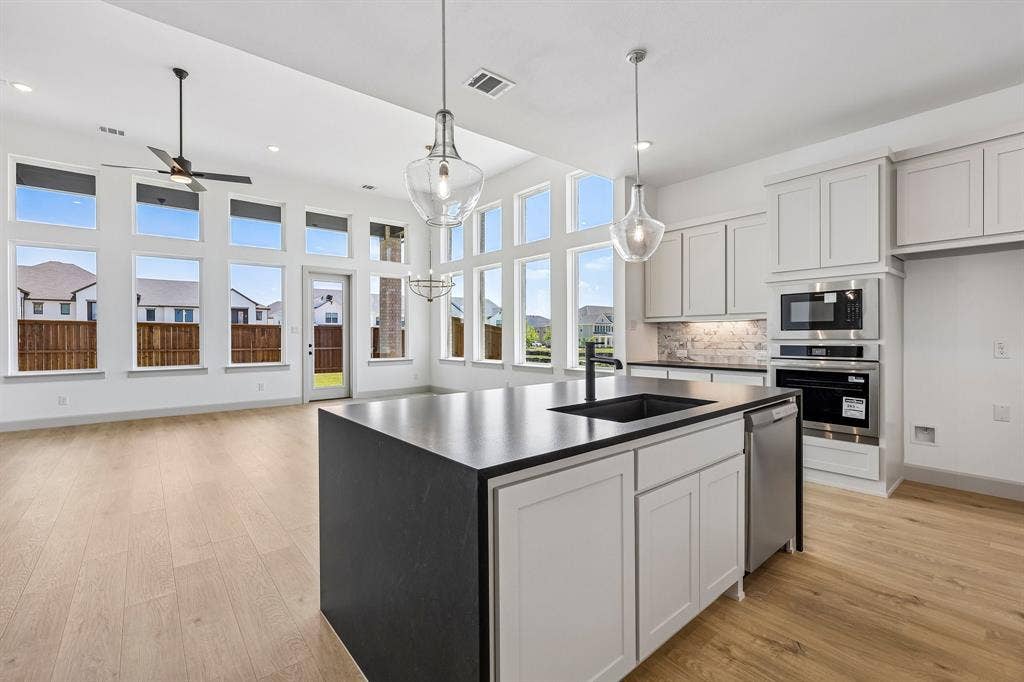 15828 Amber Street, Frisco, TX 75033 The chef in the family will never be left out of the party in this dramatic, open concept floor plan!