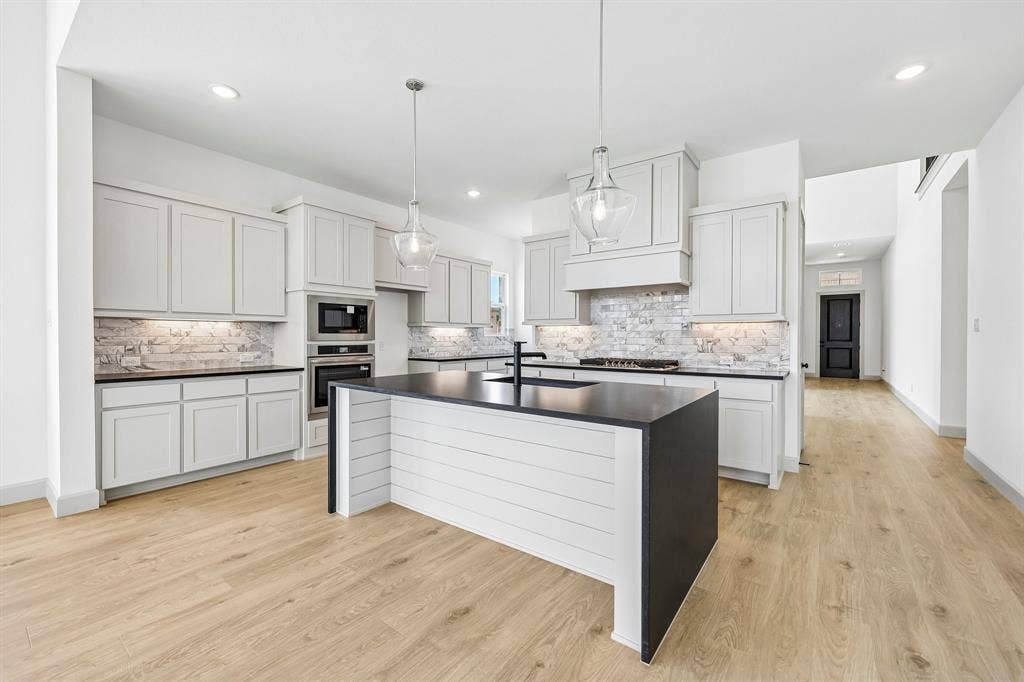 15828 Amber Street, Frisco, TX 75033 With outstanding prep space and plenty of storage, your inner chef will come alive in this fantastic chef's kitchen!