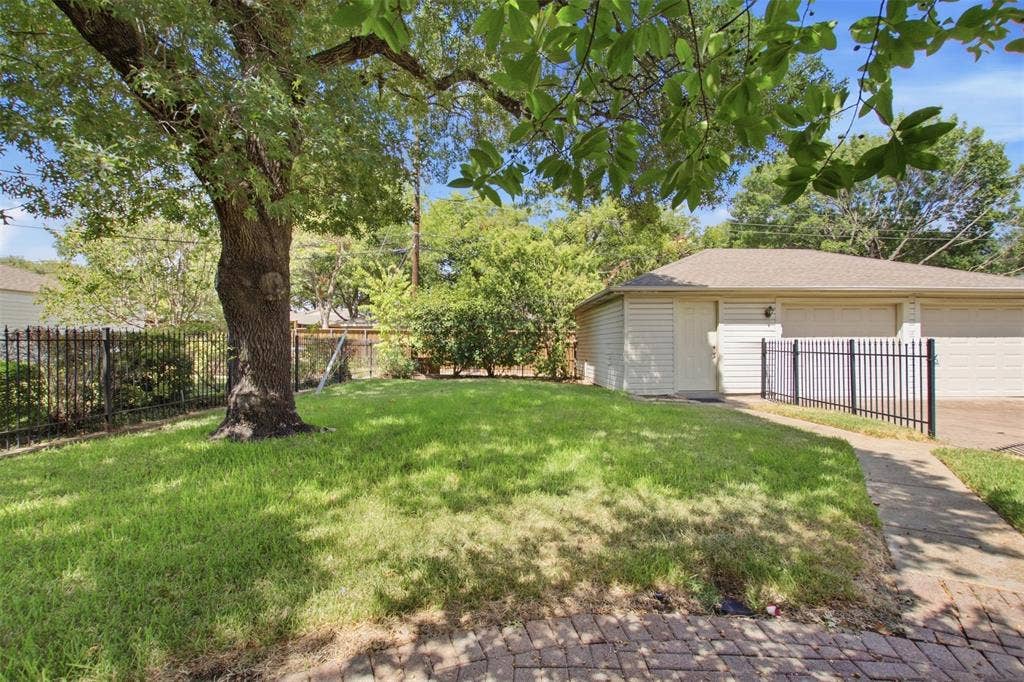 6445 Glennox Lane, Dallas, TX 75214 6445 Glennox Lane, Dallas, TX 75214