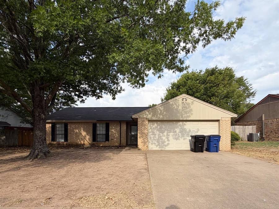 Property photo for 921 Park Place Boulevard, Midlothian, TX