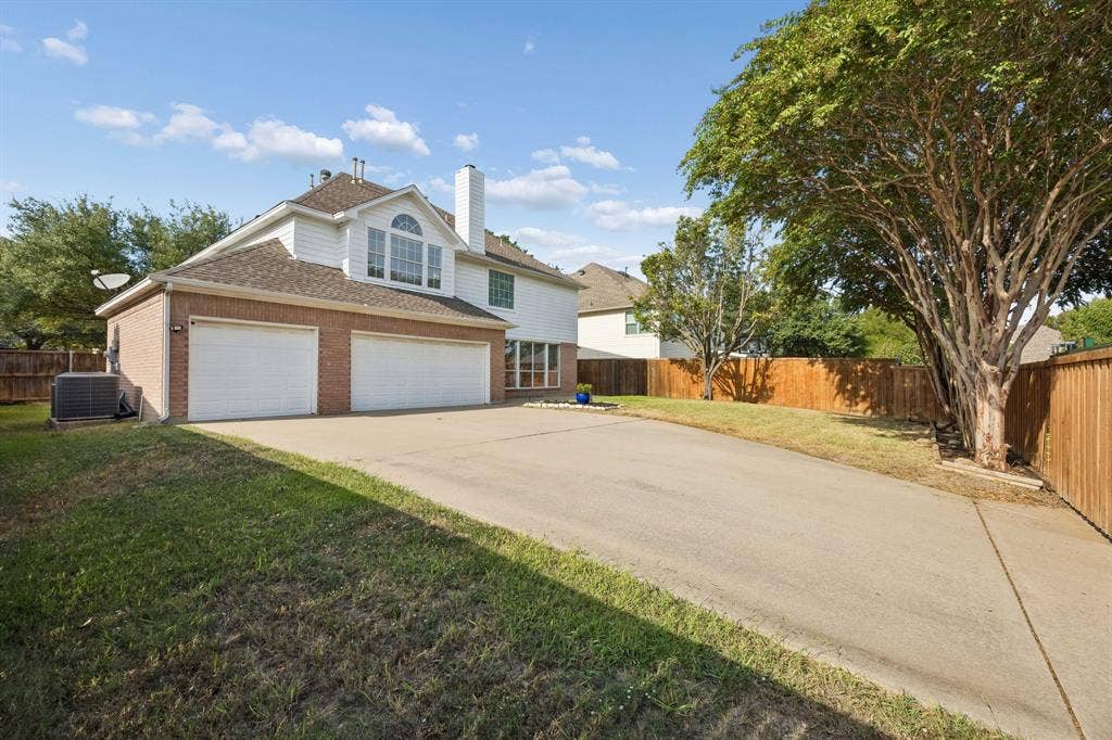 4424 Courtney Lane, Richardson, TX 75082 3-car garage and enclosed driveway