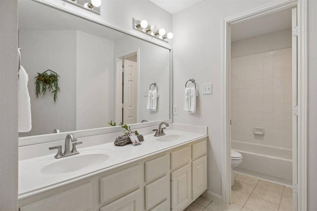 4424 Courtney Lane, Richardson, TX 75082 Secondary upstairs bath with double sinks