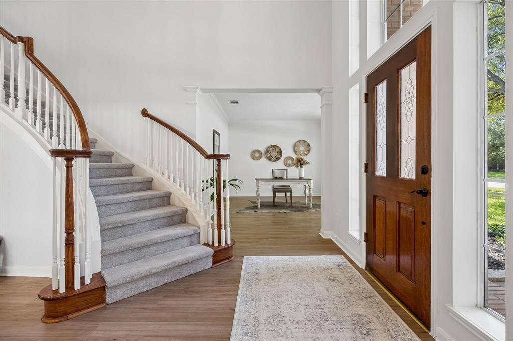 4424 Courtney Lane, Richardson, TX 75082 Dramatic entryway with plenty of natural light