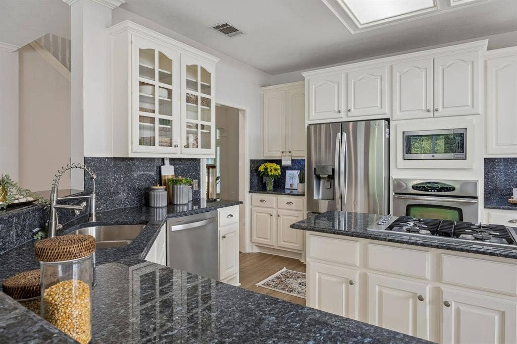 4424 Courtney Lane, Richardson, TX 75082 Gas cooktop and granite countertops