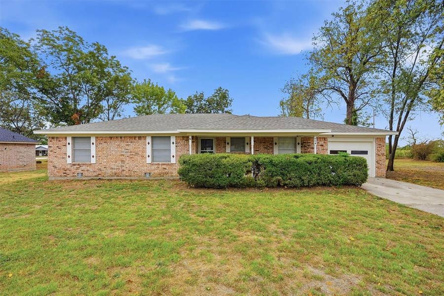 Property photo for 400 E Murdock Street, Collinsville, TX