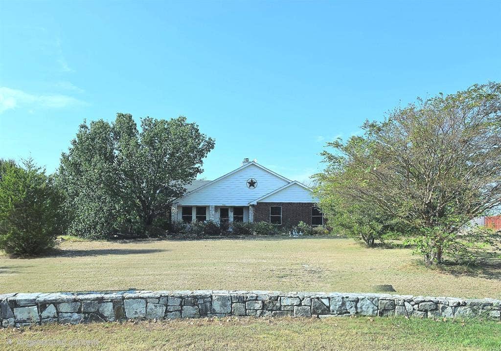 5646 Southfork Drive W, Royse City, TX 75189 This ranch-style home spans 2 acres and features a spacious 3-bedroom, 2-bathroom living area without an HOA. It includes a convenient 2-car attached garage and a 3-car metal carport. Additionally, there’s an inviting in-ground swimming pool for relaxation and recreation.
