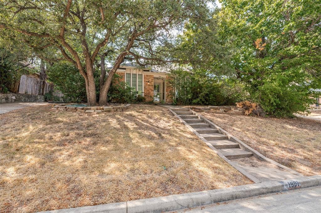 1901 Wedgewood Drive, Grand Prairie, TX 75050 Stone steps ascending to the front entrance