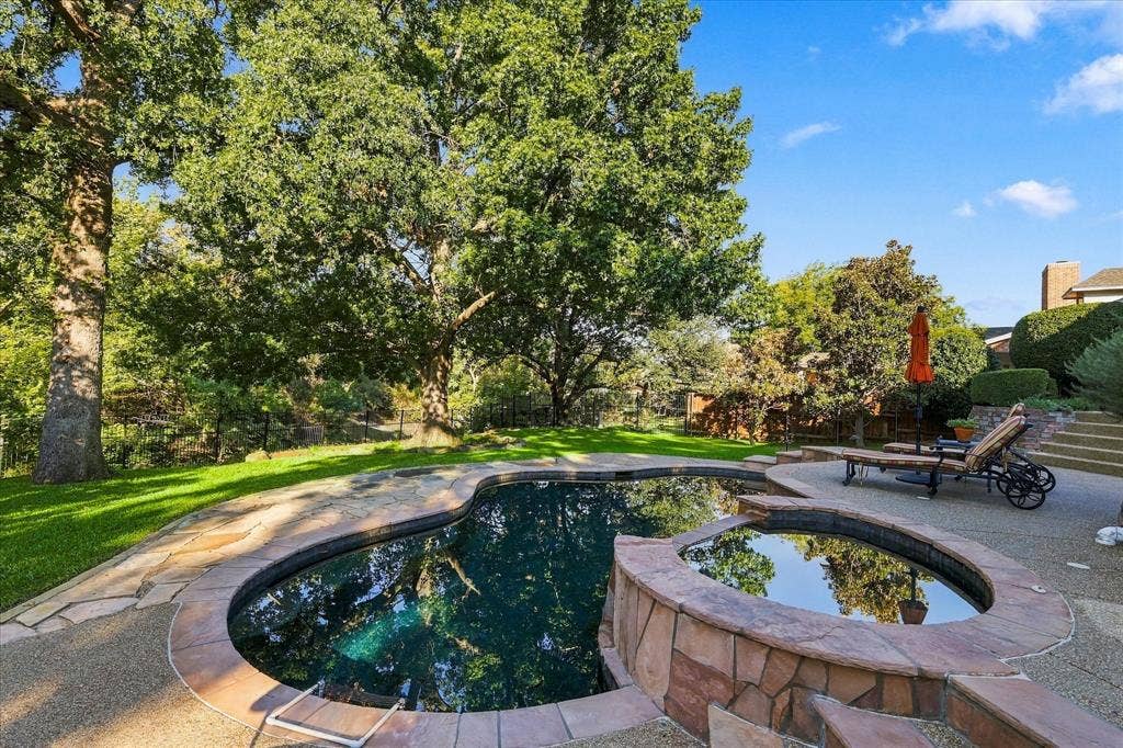82 Remington Drive W, Highland Village, TX 75077