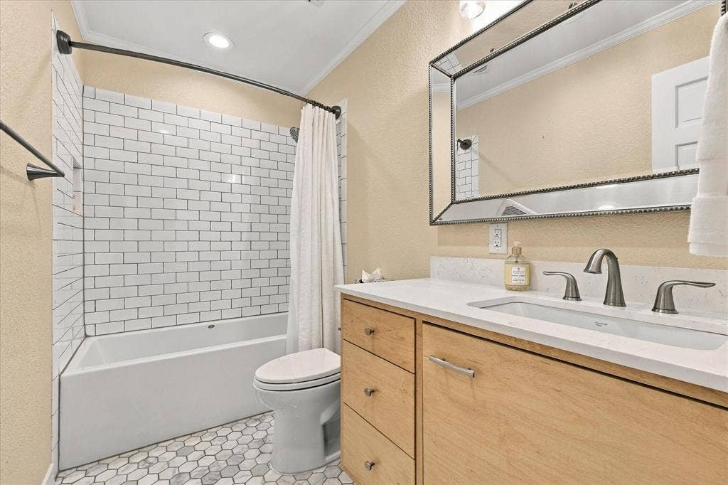 82 Remington Drive W, Highland Village, TX 75077