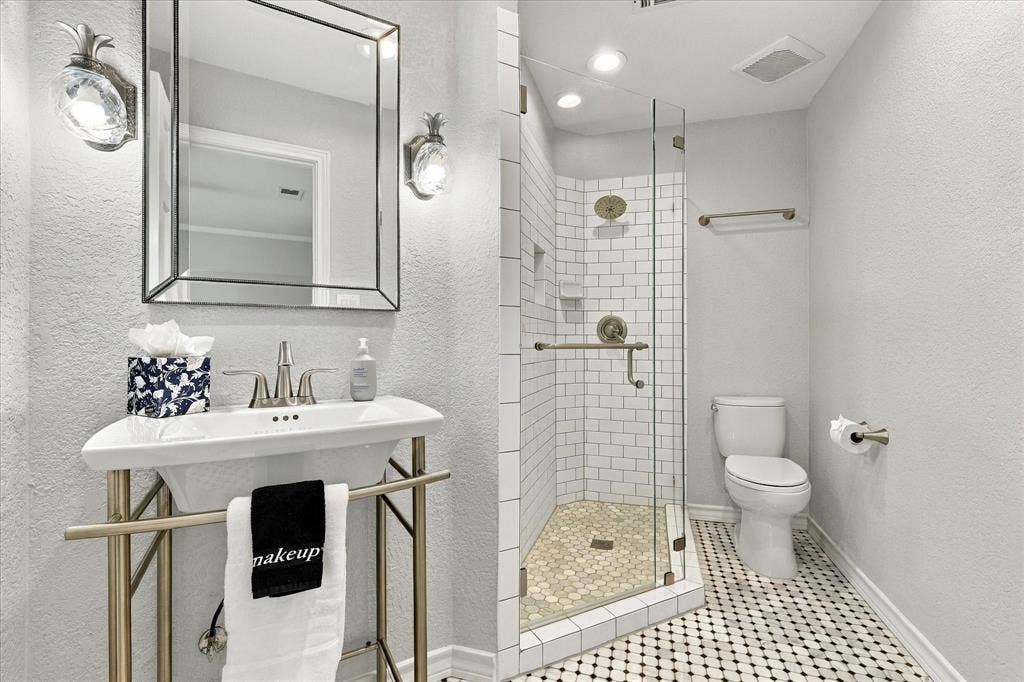 82 Remington Drive W, Highland Village, TX 75077
