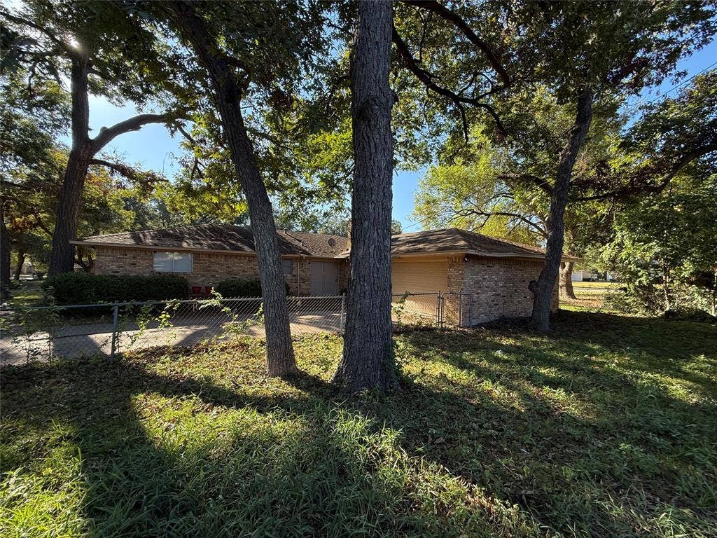 301 Lakewood Drive, DeSoto, TX 75115 301 Lakewood Drive, DeSoto, TX 75115