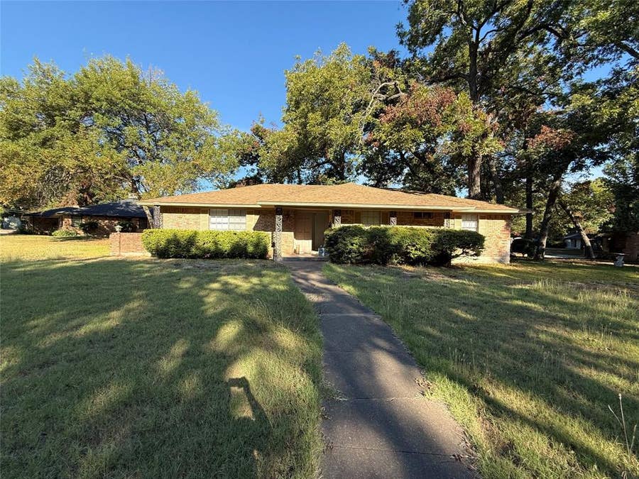 Property photo for 301 Lakewood Drive, DeSoto, TX