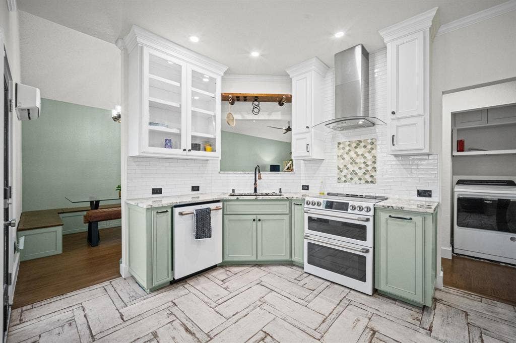 820 Raywood Circle, Plano, TX 75075 Lots of counters and cabinet space