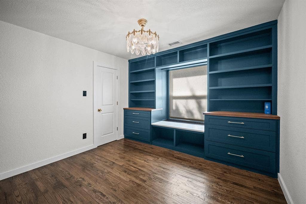 820 Raywood Circle, Plano, TX 75075 Built in drawers and shelving