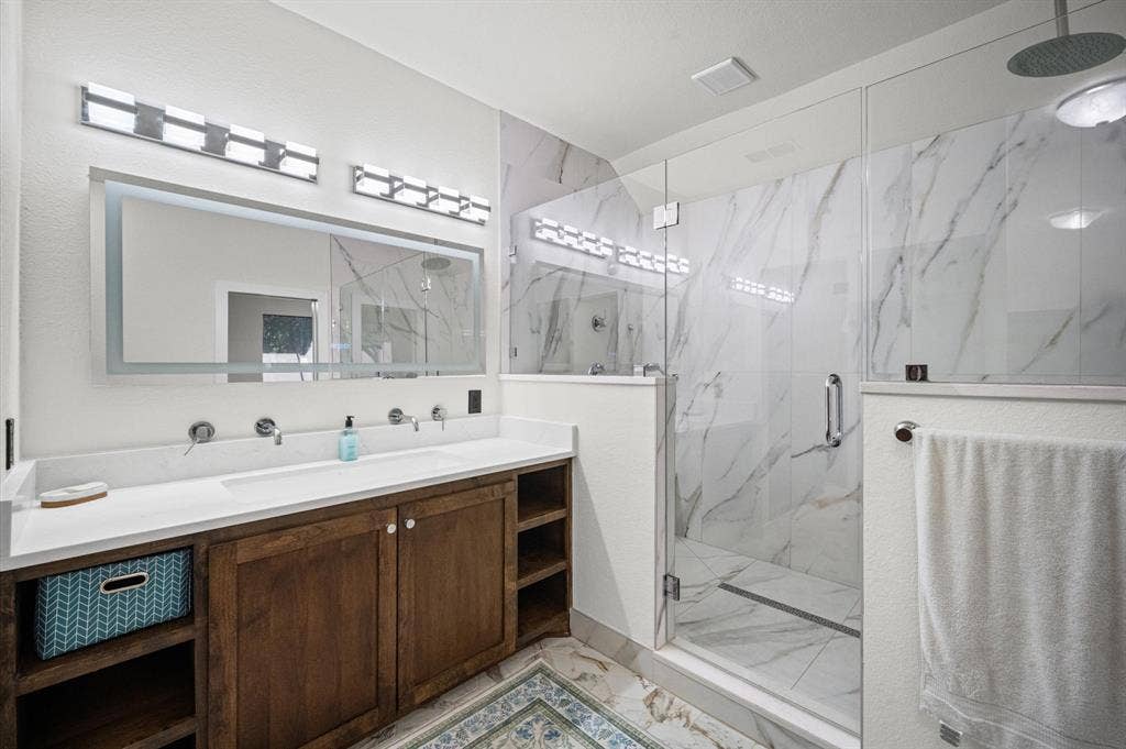 820 Raywood Circle, Plano, TX 75075 Huge 2-sided walk-in shower