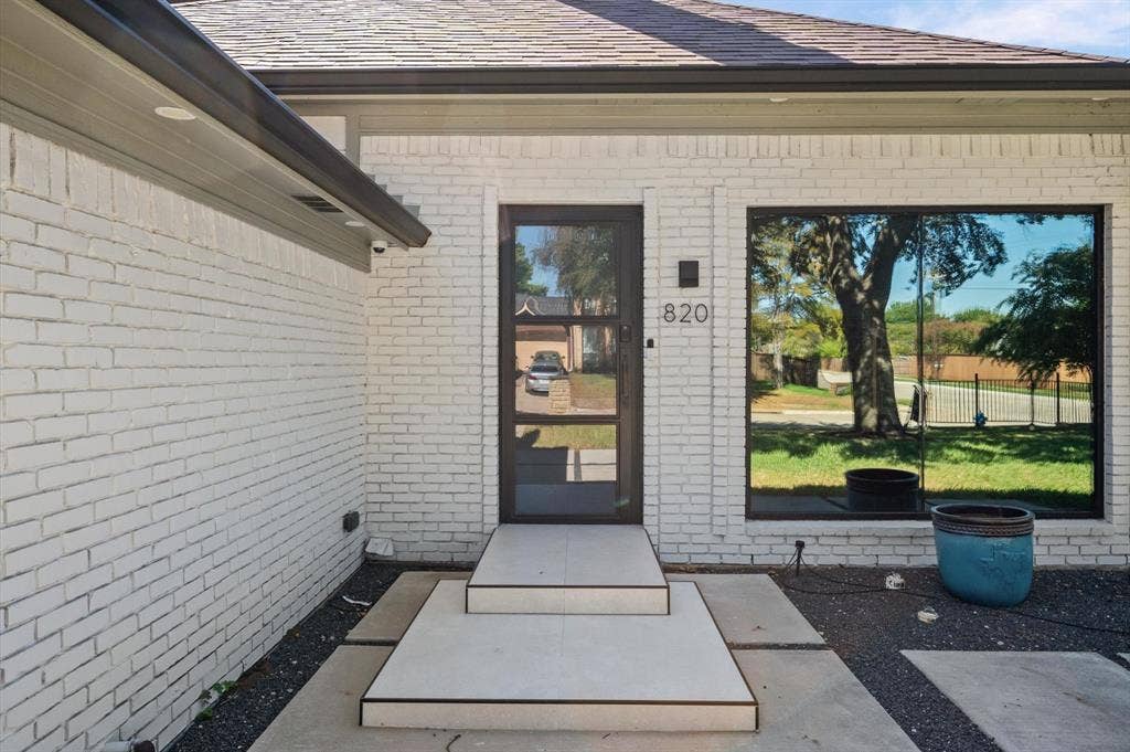 820 Raywood Circle, Plano, TX 75075 Feel the modern look as you walk into this lovely home