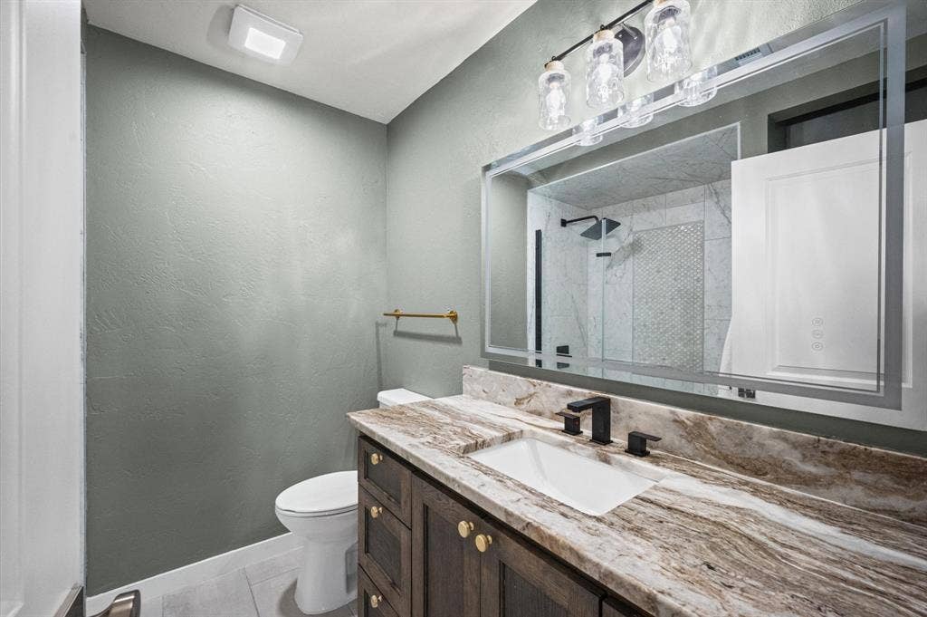 820 Raywood Circle, Plano, TX 75075 Upstairs full bath.