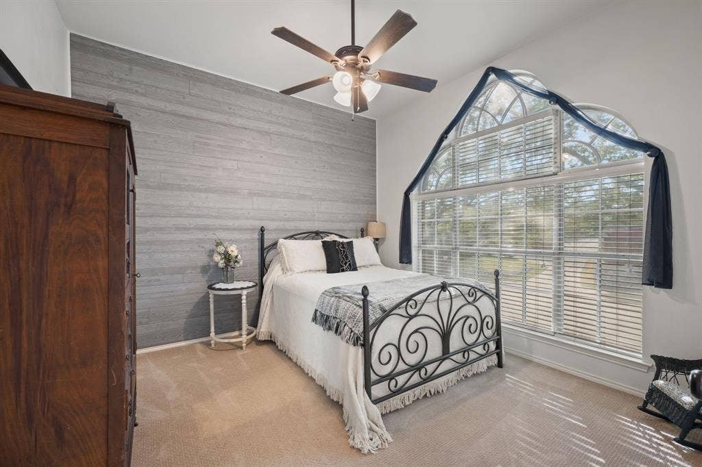 3202 Harbor Pointe Drive, Rowlett, TX 75088 Large secondary bedroom with beautiful accent wall and walk in closet