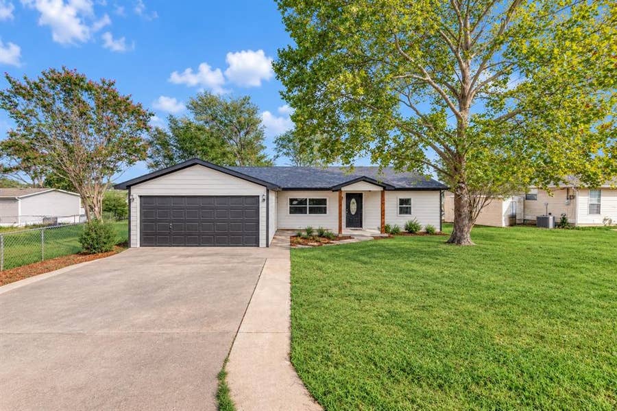 Property photo for 230 Overlook Trail, Gun Barrel City, TX