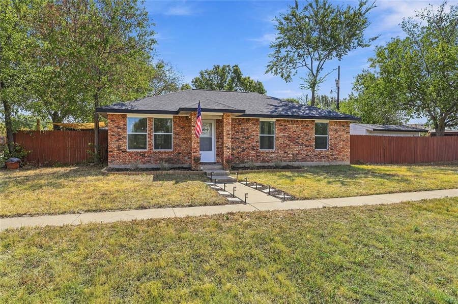 Property photo for 900 N Grand Avenue, Waxahachie, TX