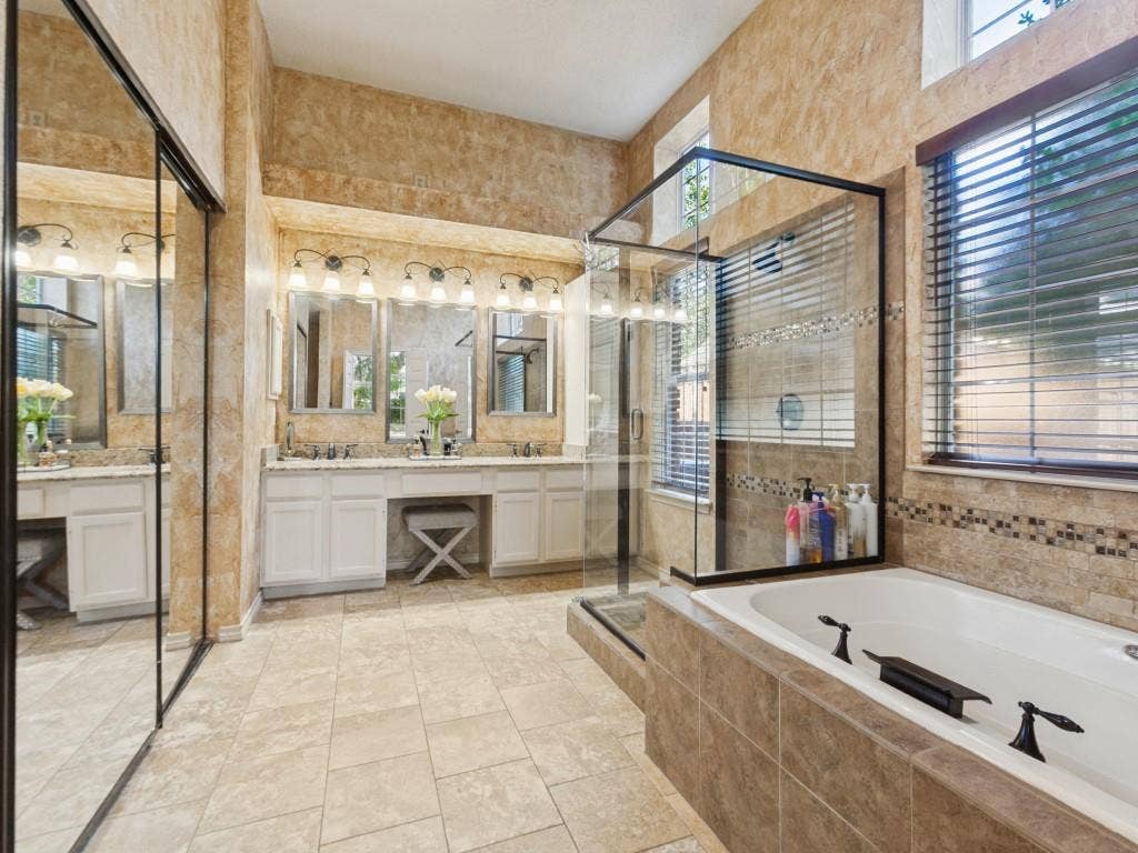 6701 Biltmore Place, Plano, TX 75023 Master Bathroom
