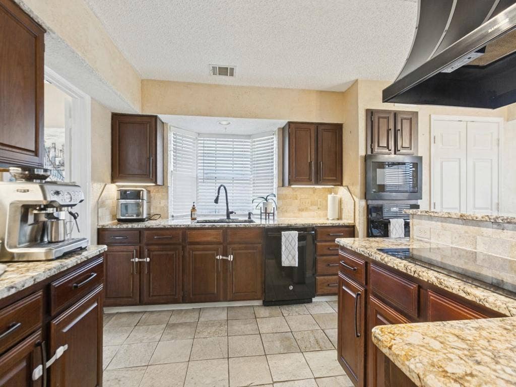 6701 Biltmore Place, Plano, TX 75023 Spacious Kitchen